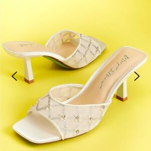 NWT Betsey Johnson Emm Ivory Mules Size 9